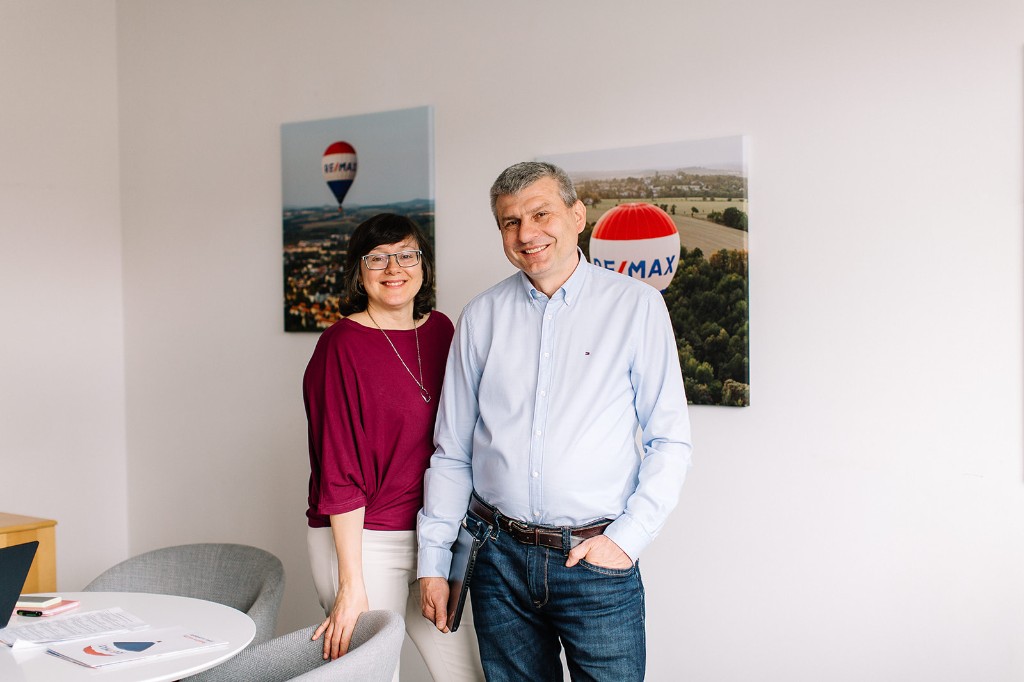 Jana Bodáková a Peter Bodák v kanceláři REMAX Brno